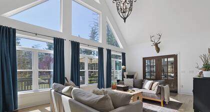 The Rail & Pine Spacious Masthope Mountain Retreat