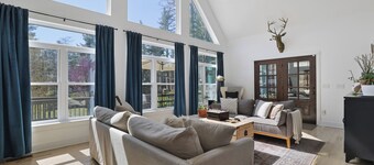 The Rail & Pine Spacious Masthope Mountain Retreat
