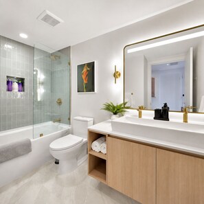Comfort condo, City view | Bathroom | Towels, soap, shampoo, toilet paper - Gale Residences (Miami)