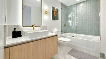 Classic condo, Downtown view | Badezimmer | Handtücher, Seife, Shampoo, Toilettenpapier