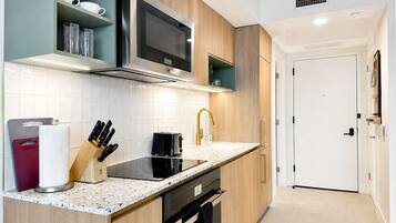 Comfort condo, City view | Eigene Küche | Kühlschrank, Mikrowelle, Ofen, Herdplatte