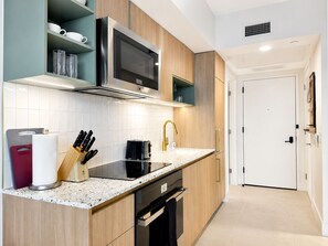 Una cocina moderna con microondas, tostadora y pileta.