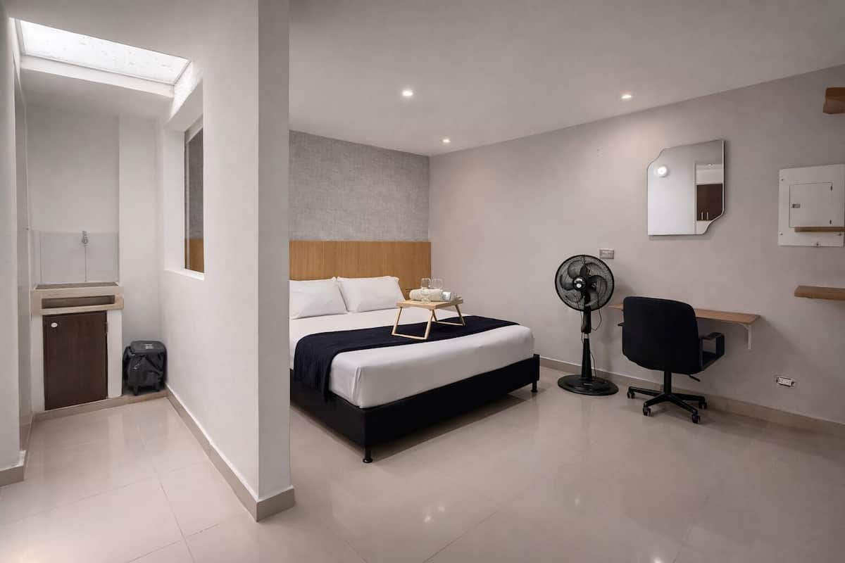 Gác Tiêu chuẩn, 1 giường đôi, bếp nhỏ | Bàn, truy cập Internet không dây miễn phí