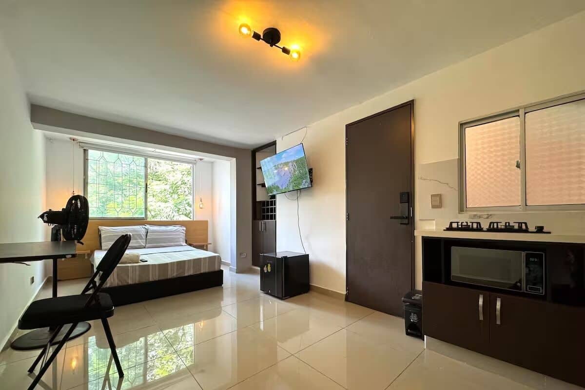 Gác Tiêu chuẩn, 1 giường đôi, bếp nhỏ, quang cảnh vườn | Bàn, truy cập Internet không dây miễn phí