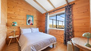 Desk, WiFi, bed sheets