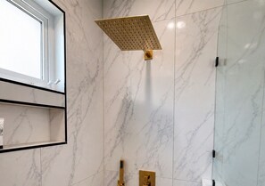 Douche, séchoir à cheveux, serviettes fournies, savon