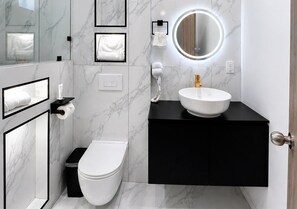 Douche, séchoir à cheveux, serviettes fournies, savon