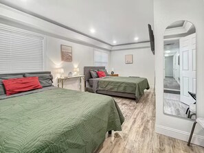 Tabla de planchar con plancha, wifi y ropa de cama 