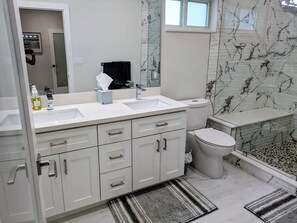 Bathroom - Spaceous open-concept 4-bedroom house in Fort Lauderdale (Fort Lauderdale)