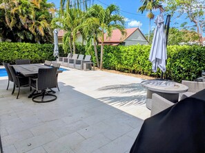 Outdoor dining - Spaceous open-concept 4-bedroom house in Fort Lauderdale (Fort Lauderdale)