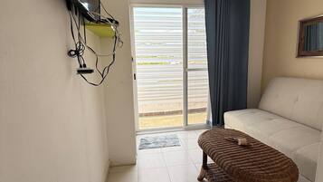 Kamar Keluarga, 1 Tempat Tidur King dengan tempat tidur Sofa, pemandangan halaman | Area keluarga
