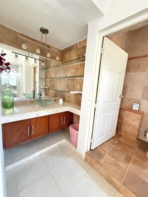 Kamar Double Superior, balkon, pemandangan pantai | Kamar mandi | Handuk, sabun, sampo, dan tisu toilet