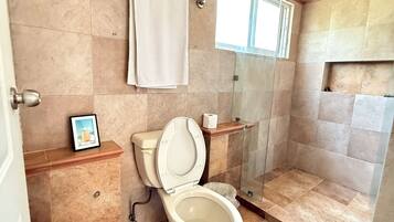 Superior Double Room, Balcony, Beach View | Bathroom | Towels, soap, shampoo, toilet paper