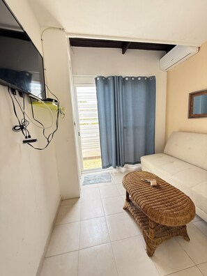 Kamar Keluarga, 1 Tempat Tidur King dengan tempat tidur Sofa, pemandangan halaman | Area keluarga