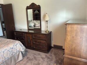 Iron/ironing board, WiFi, bed sheets - 3-bedroom house in Merriam--perfect for soccer fans--near I-35 (Mission)