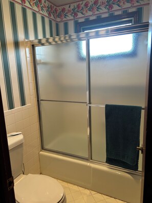 Douche, sèche-cheveux, serviettes fournies, savon