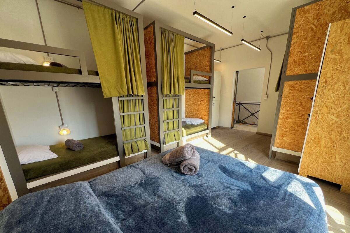 Habitación cuádruple Club | Escritorio, espacio para trabajar con laptop y wifi gratis