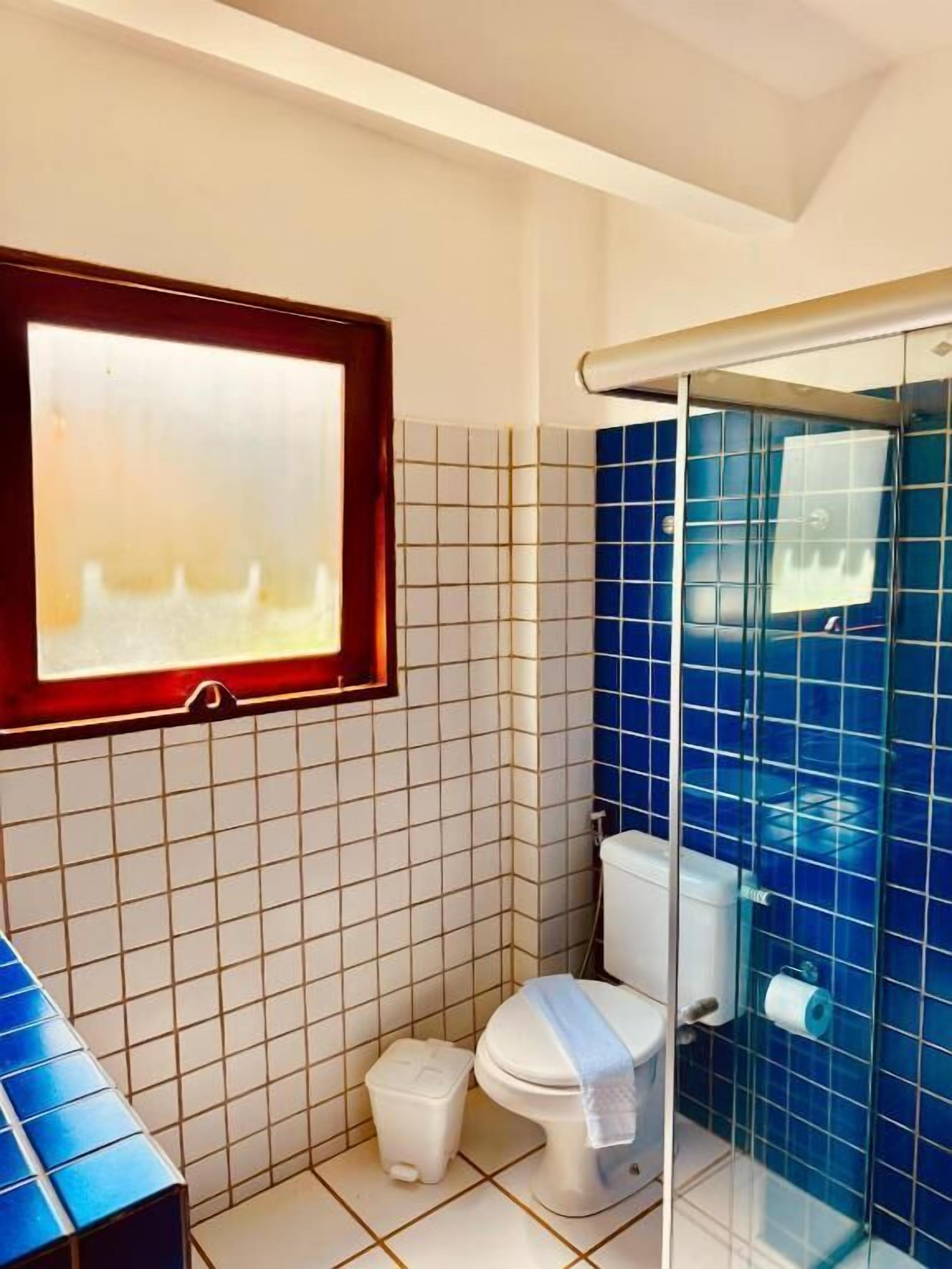 Quarto triplo conforto, sacada, vista para o jardim | Banheiro | Chuveiro, produtos de toalete grátis, toalhas de banho, sabonete