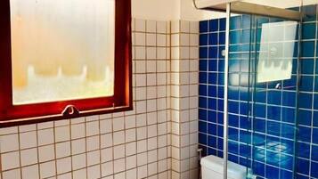 Quarto triplo conforto, sacada, vista para o jardim | Banheiro | Chuveiro, produtos de toalete grátis, toalhas de banho, sabonete