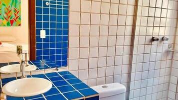 Kylpyhuone, jossa on pesuallas, wc ja suihku.