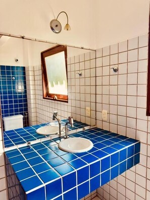 Habitación triple Confort, balcón, vistas al jardín | Baño | Ducha, artículos de higiene personal gratuitos, toallas y jabón