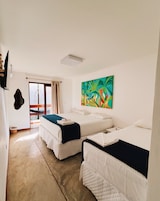 Habitación triple Confort, balcón, vistas al jardín | Cortinas opacas y wifi gratis