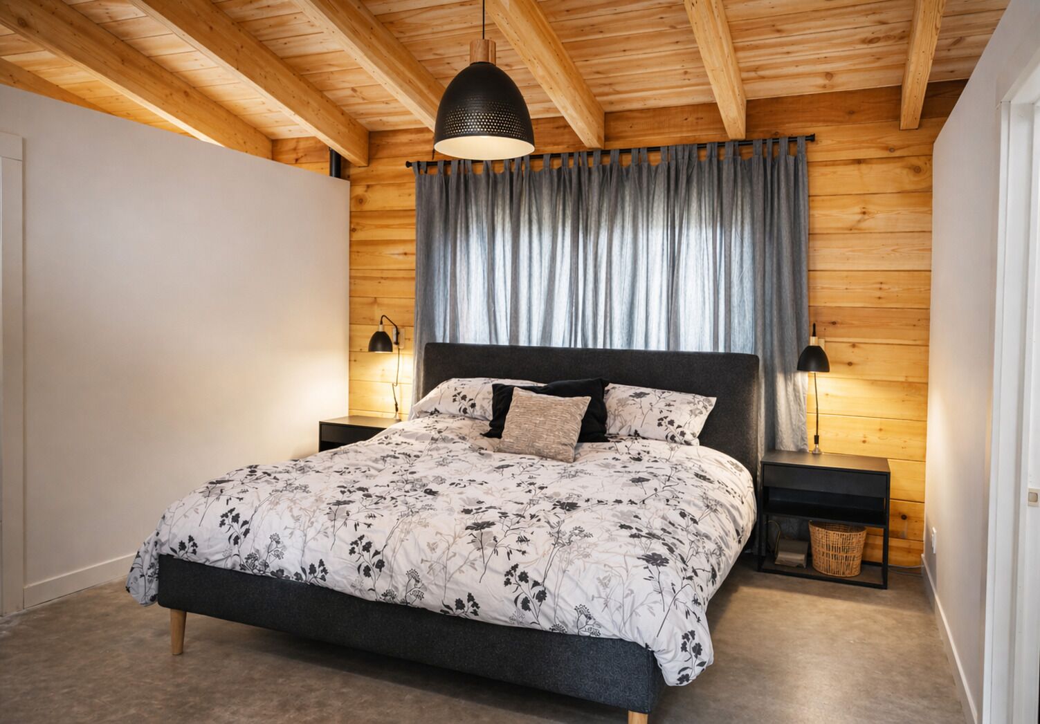 4 bedrooms, iron/ironing board, WiFi (free), bed sheets