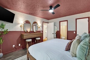 3 bedrooms, iron/ironing board, WiFi, bed sheets - Mossy Tides Retreat - Hot tub+Mini golf+Game room (Savannah)