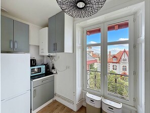 Wasserkocher mit Kaffee-/Teezubehör, Kühlschrank, Toaster