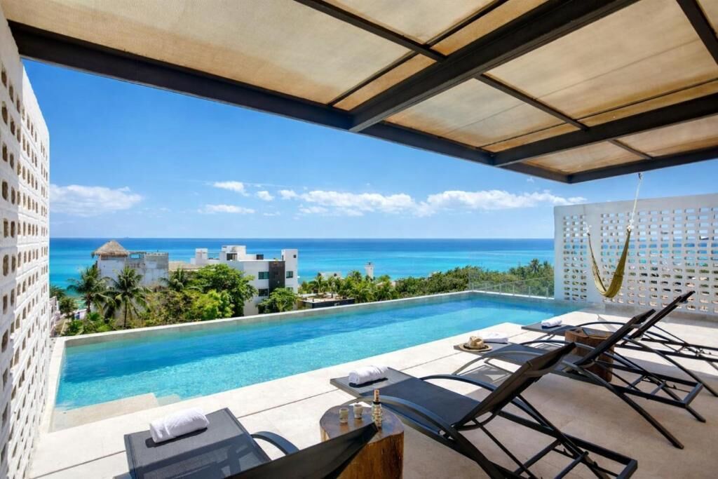 Una piscina al aire libre