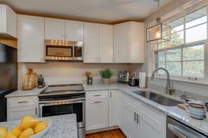 Private kitchen - Home Sweet Hillsdale, Near Nash and the LAKE! (Hendersonville)