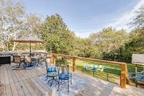 Outdoor dining - Home Sweet Hillsdale, Near Nash and the LAKE! (Hendersonville)