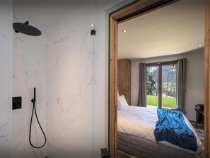 Tabla de planchar con plancha, wifi y ropa de cama 