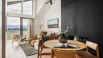 TV, fireplace