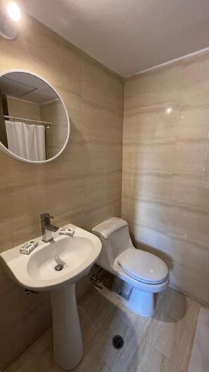 Dusche, Handtücher, Seife, Toilettenpapier