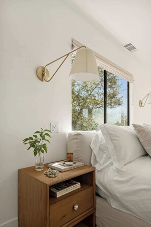 Travel cot, WiFi, bed sheets - Highland Haus (stunning lakeview + private dock!) (Lake Arrowhead)