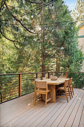 Outdoor dining - Lakeside Willow (on lake trail, steps from water) (Lake Arrowhead)