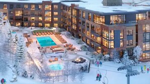 Un hotel moderno con diverse altezze, una piscina e una seggiovia.