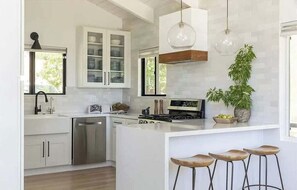 Fridge, microwave, oven, stovetop - West Shore Waterview, (walk to lake & North Bay!) (Lake Arrowhead)