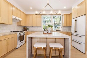 Fridge, microwave, oven, stovetop - The Stillwater Estate (short walk to lake!) (Lake Arrowhead)