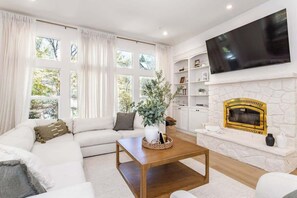 TV, fireplace, offices - The Stillwater Estate (short walk to lake!) (Lake Arrowhead)
