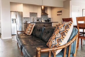 Living room, leather sofas and TV - Pipes Canyon Lookout · Hot Tub, Cowboy Tub, Views (Yucca Valley)