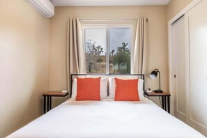 Bedroom 3, bed and windows - Pipes Canyon Lookout · Hot Tub, Cowboy Tub, Views (Yucca Valley)