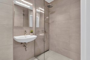 Dusche, Haartrockner, Handtücher, Shampoo