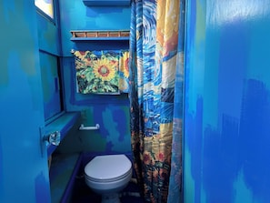 Bathroom - Sleep in a Van Gogh painting! A floating tribute to the art of Vincent. (League City)