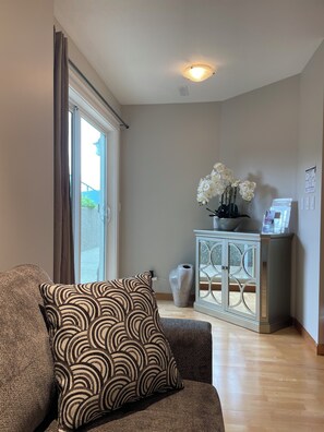 Living area - Cozy Oceanmount 1BR Suite with Sofa Bed – Ideal Escape (Gibsons)