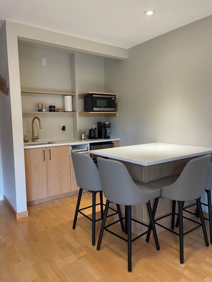 Private kitchen - Cozy Oceanmount 1BR Suite with Sofa Bed – Ideal Escape (Gibsons)