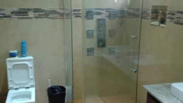 Villa clásica, vistas a la colina | Baño | Toallas y papel higiénico