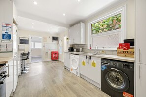 4 bedrooms, Internet - Peaceful 4-bed Home in Aylesbury (Aylesbury)