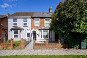 4 bedrooms, Internet - Peaceful 4-bed Home in Aylesbury (Aylesbury)